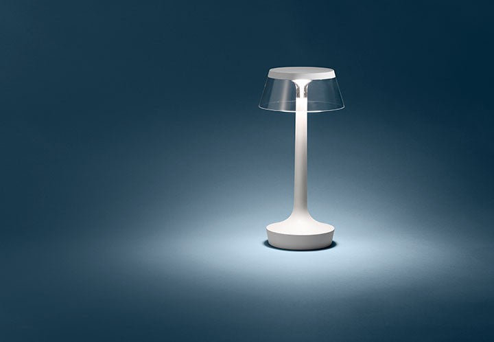 FLOS Bon Jour Unplugged Lampada da tavolo Ricaricabile Bianca accesa in ambiente, design e diffusione della luce