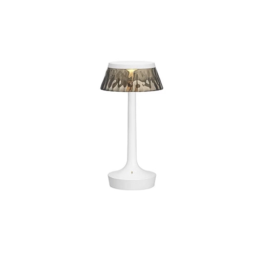 FLOS Bon Jour Unplugged Lampada da tavolo Ricaricabile Bianca accesa in ambiente, design e diffusione della luce