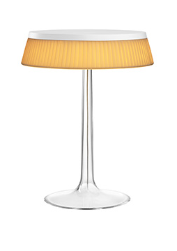 Flos Bon Jour Lampada Da Tavolo Bianca con corona in Tessuto accesa in ambiente, design e diffusione della luce