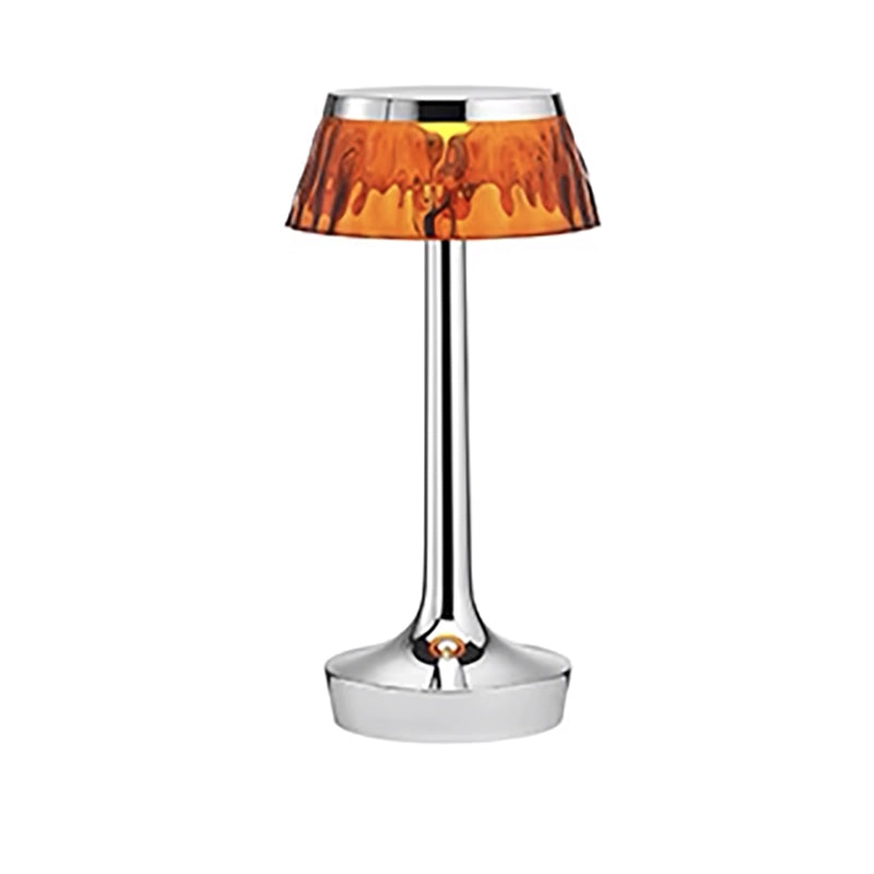 FLOS Bon Jour Unplugged Lampada da tavolo Ricaricabile in lucido accesa in ambiente, design e diffusione della luce