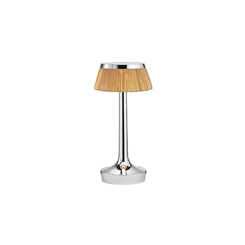 FLOS Bon Jour Unplugged Lampada da tavolo Ricaricabile in naturale accesa in ambiente, design e diffusione della luce