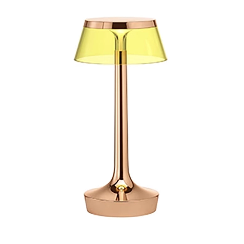 FLOS Bon Jour Unplugged Lampada da tavolo Ricaricabile rame in lucido accesa in ambiente, design e diffusione della luce