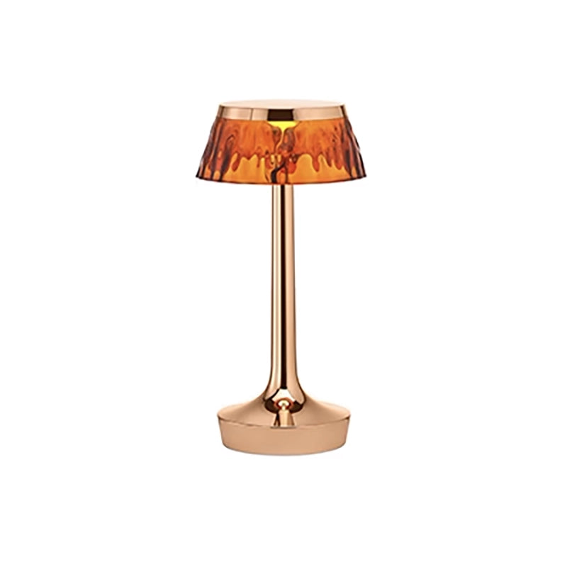 FLOS Bon Jour Unplugged Lampada da tavolo ricaricabile rame accesa in ambiente, design e diffusione della luce