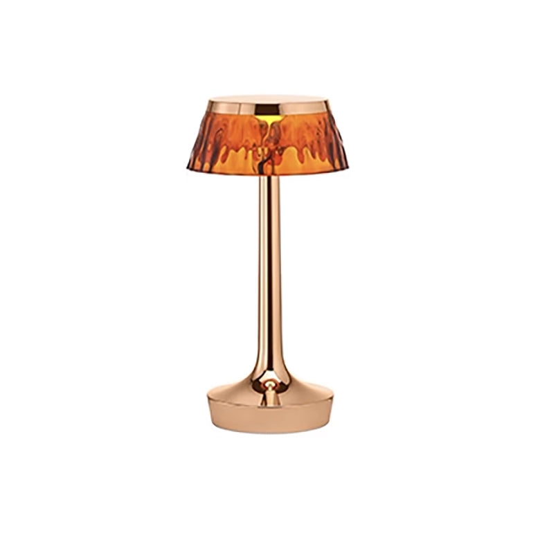 FLOS Bon Jour Unplugged Lampada da tavolo ricaricabile rame accesa in ambiente, design e diffusione della luce