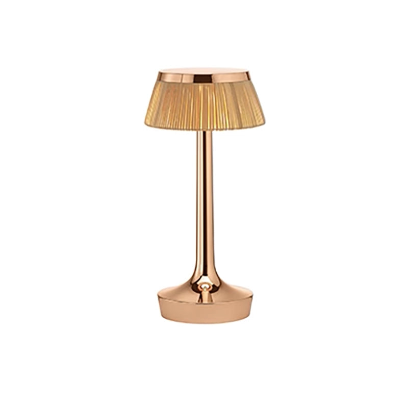 FLOS Bon Jour Unplugged Lampada da tavolo Ricaricabile rame in naturale accesa in ambiente, design e diffusione della luce