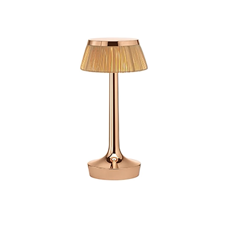 FLOS Bon Jour Unplugged Lampada da tavolo Ricaricabile rame in naturale accesa in ambiente, design e diffusione della luce