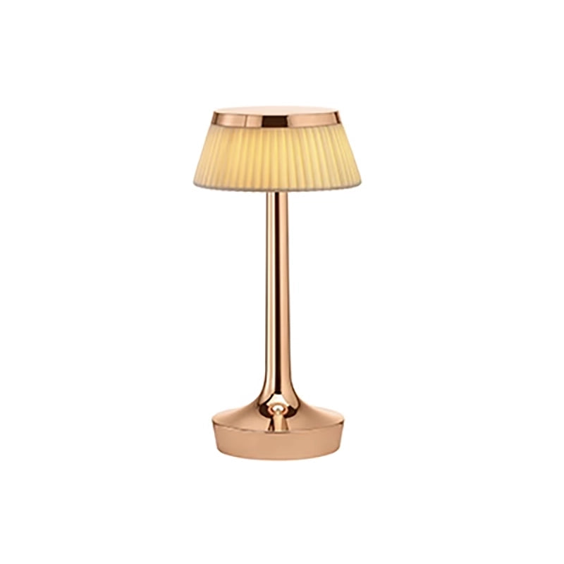 FLOS Bon Jour Unplugged Lampada da tavolo ricaricabile rame accesa in ambiente, design e diffusione della luce