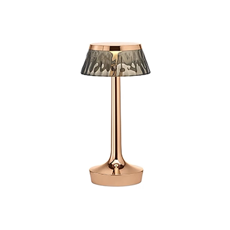FLOS Bon Jour Unplugged Lampada da tavolo Ricaricabile rame accesa in ambiente, design e diffusione della luce