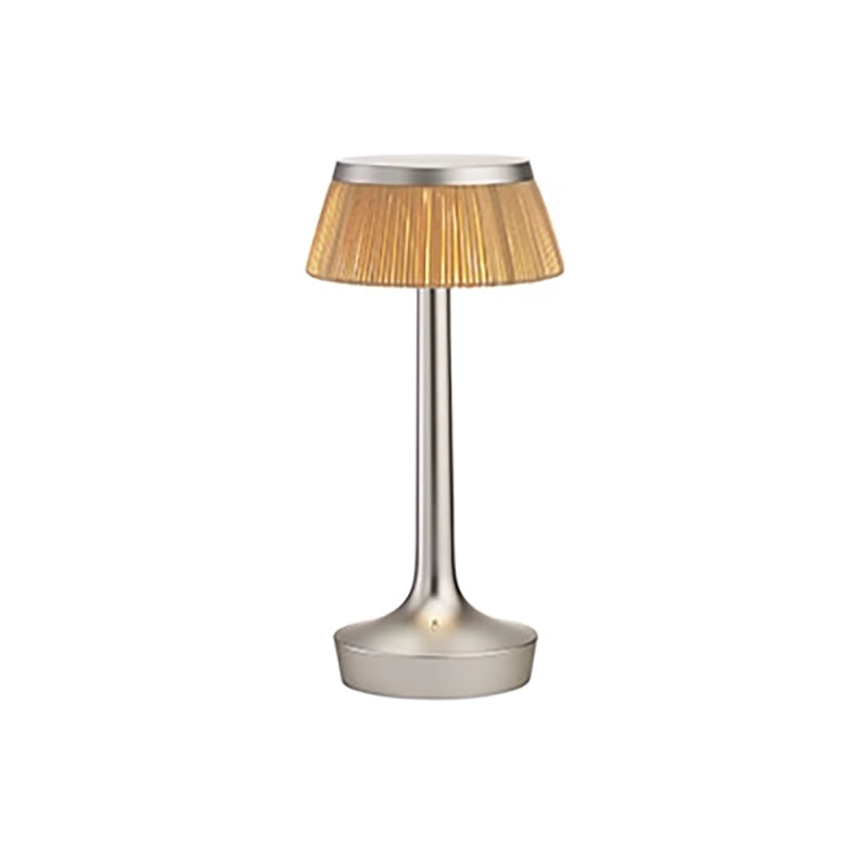 FLOS Bon Jour Unplugged Lampada da tavolo ricaricabile in opaco e naturale accesa in ambiente, design e diffusione della luce