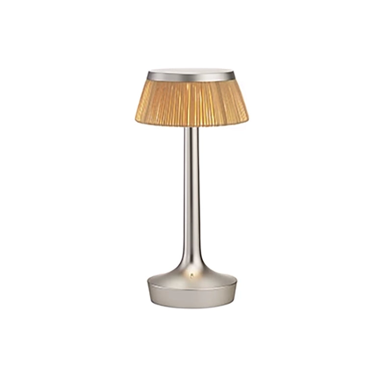 FLOS Bon Jour Unplugged Lampada da tavolo ricaricabile in opaco e naturale accesa in ambiente, design e diffusione della luce