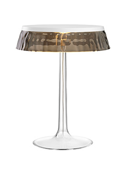 Flos Bon Jour Lampada Da Tavolo Bianca con corona Fume in naturale accesa in ambiente, design e diffusione della luce