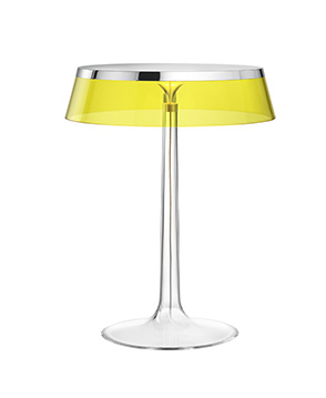 Flos Bon Jour Lampada Da Tavolo cromo con corona gialla Giallo accesa in ambiente, design e diffusione della luce