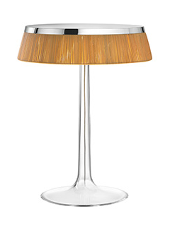 Flos Bon Jour Lampada Da Tavolo cromo con corona in rafia in naturale accesa in ambiente, design e diffusione della luce