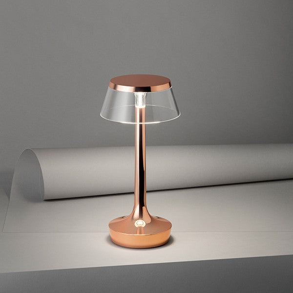 Flos Bon Jour Unplugged Lampada da tavolo ricaricabile in lucido accesa in ambiente, design e diffusione della luce