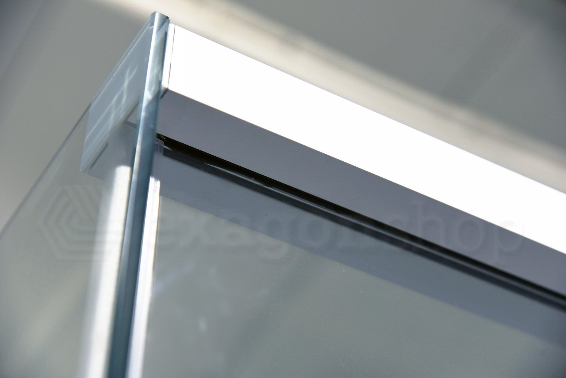 Novellini Opera Box doccia 140x80 uno scorrevole H 200 installato in bagno moderno con ante in vetro temperato