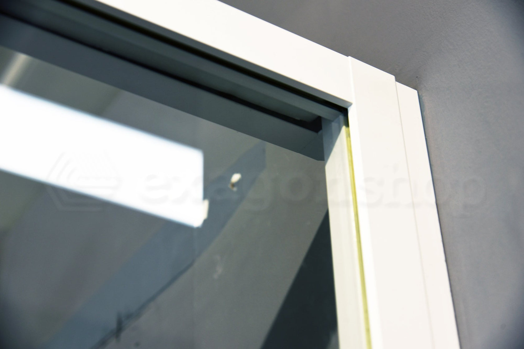 Novellini Opera Box doccia 140x80 uno scorrevole H 200 installato in bagno moderno con ante in vetro temperato