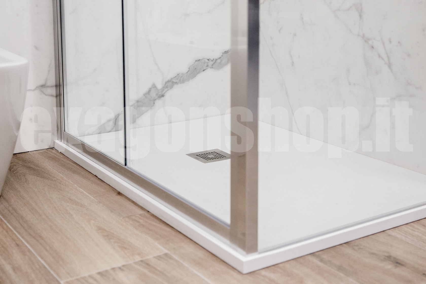 Novellini Elyane Sf Box Doccia angolare 80x80 a soffietto Cromato in bagno completo, vista d'insieme dell'ambiente