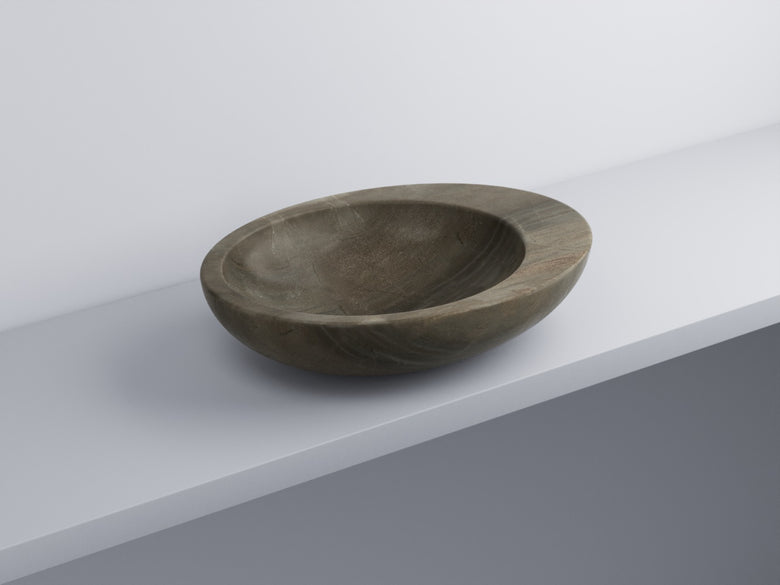 Cielo Le Giare lavabo da appoggio 60x45 senza troppopieno in ceramica ambientato su piano bagno con accessori