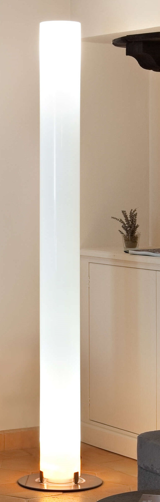 Flos Stylos Lampada da pavimento argento PMMA, vista posteriore con attacco elettrico