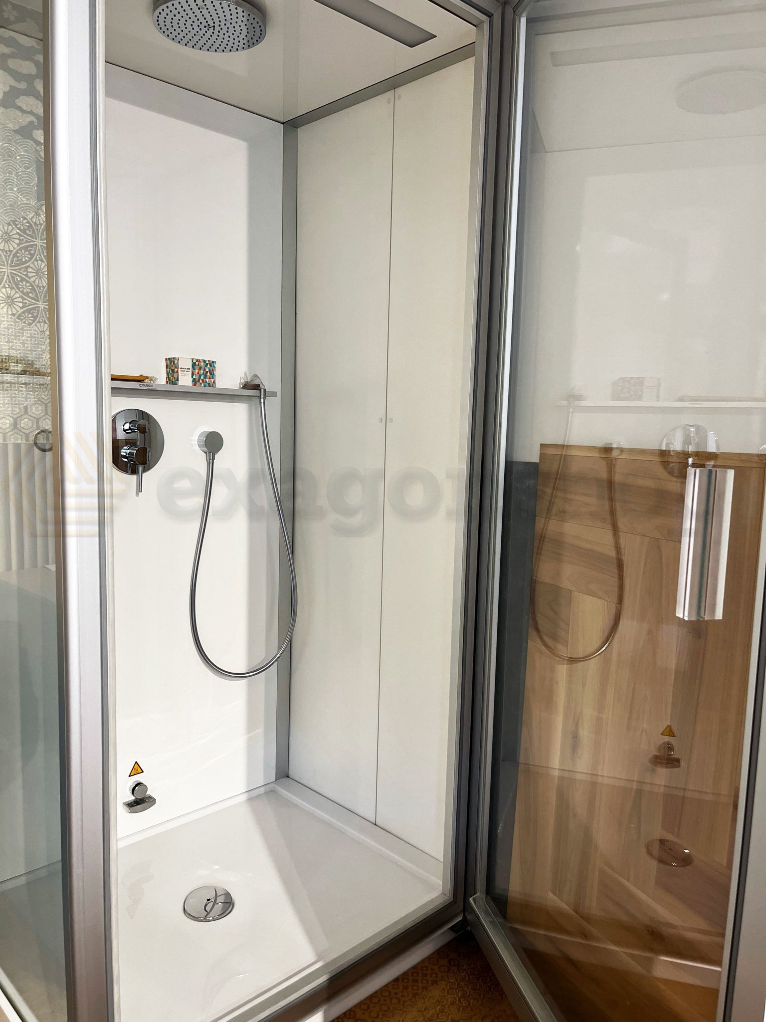 Cabina e Bagno Turco 100x100 Destro castagno scuro St Trop installato in bagno moderno con ante in vetro temperato