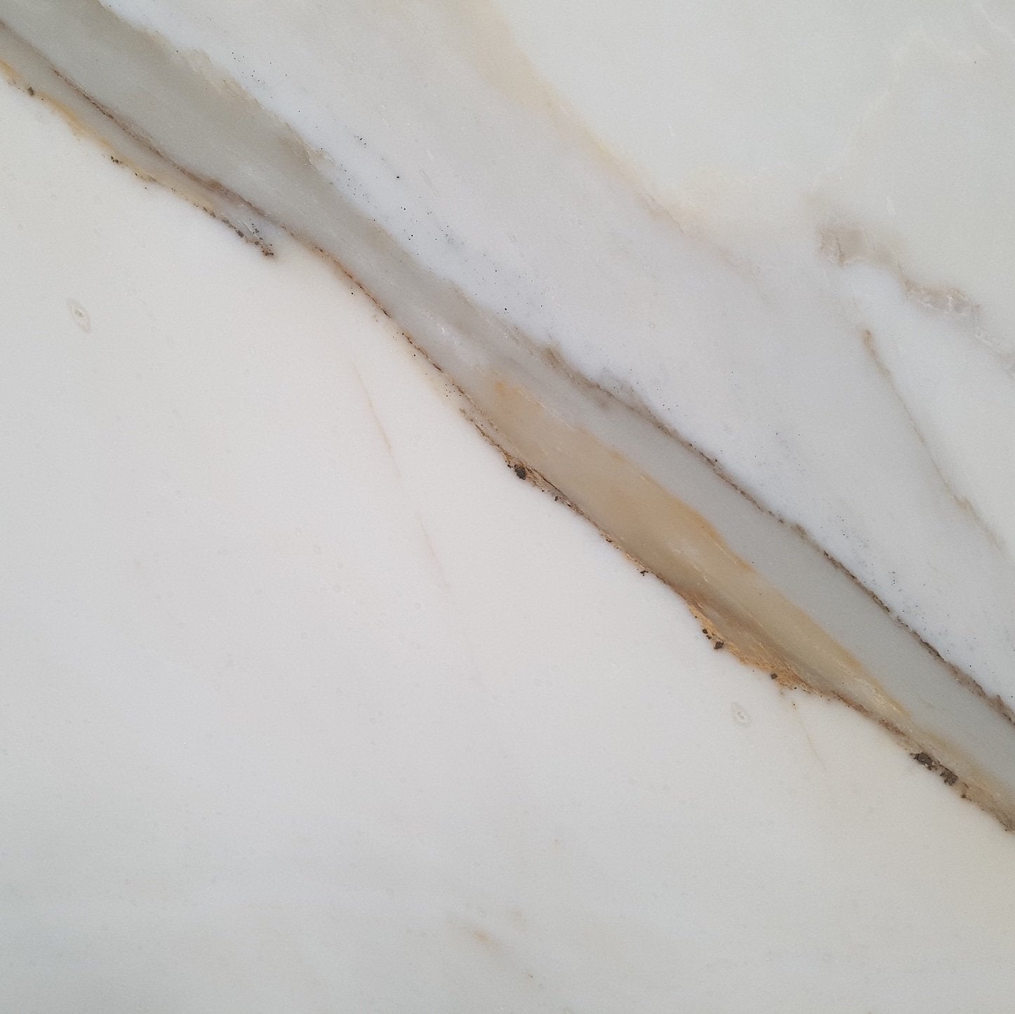 La Fenice Calacatta rivestimento 60x120 per interni prima in pietra naturale e lucido, superficie e texture ravvicinata...