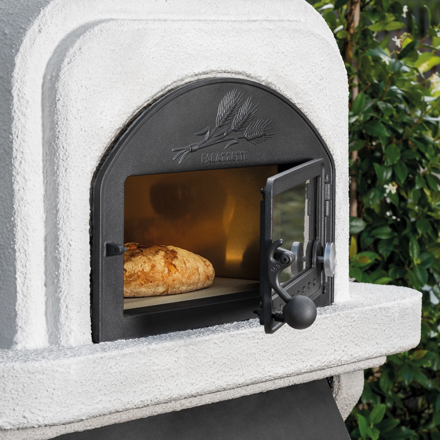 Palazzetti Capri 3 barbecue a legna con forno e piano in, dettaglio del pannello comandi e della bocca di carico