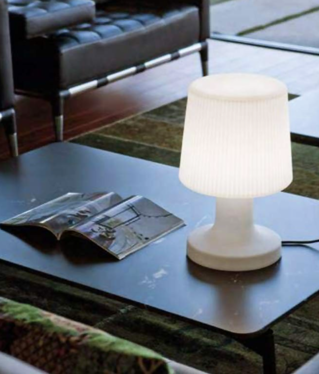 Carmen 45 Lampada ricaricabile esterno interno bianco accesa in ambiente, design e diffusione della luce - New Garden
