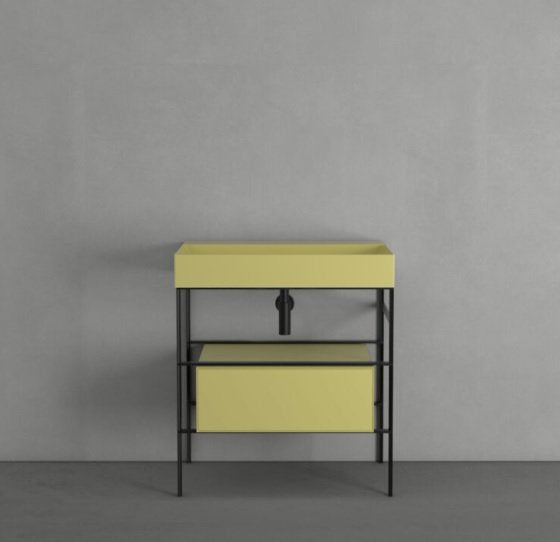 Ceramica globo stripe 80x47 Mobile bagno senape a pavimento Giallo in opaco con lavabo e rubinetteria, vista frontale su...