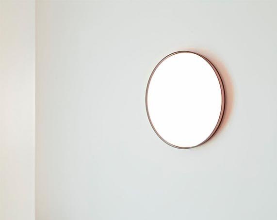 Flos Clara Lampada a parete e soffitto 60 cm cornice rame accesa in ambiente, design e diffusione della luce
