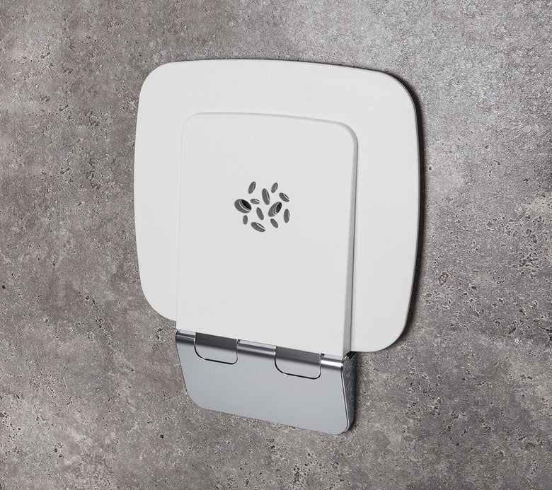 Sedile box doccia ribaltabile a muro con finitura in bagno completo, vista d'insieme dell'ambiente