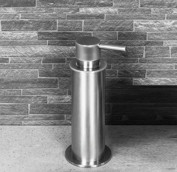 Colombo Plus Dispenser sapone liquido da Appoggio in ottone in cromato montato a parete, vista del design e della...