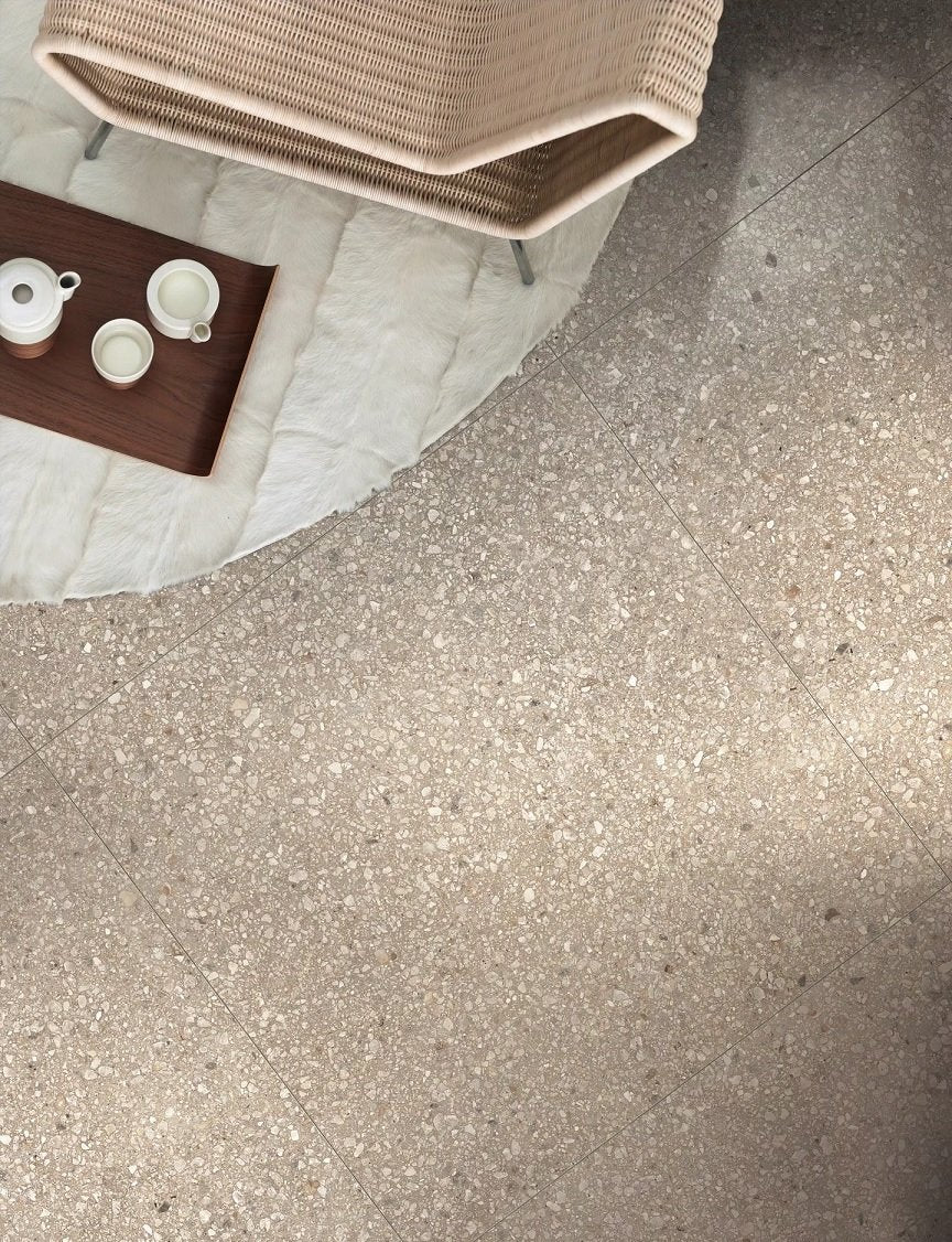 Pavimento rivestimento 60x60 comfort effetto marmo 9mm V3 posata in ambiente arredato, dettaglio della venatura