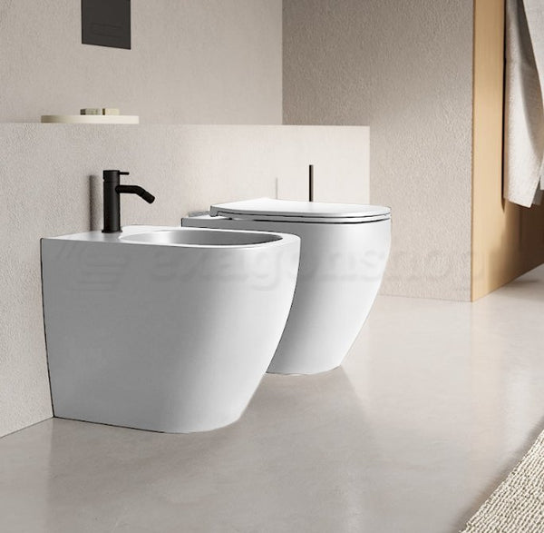 Coppia sanitari a terra bidet e wc senza brida scarico a parete con sedile soft close termoindurente bianco lucido Pin Nic Design