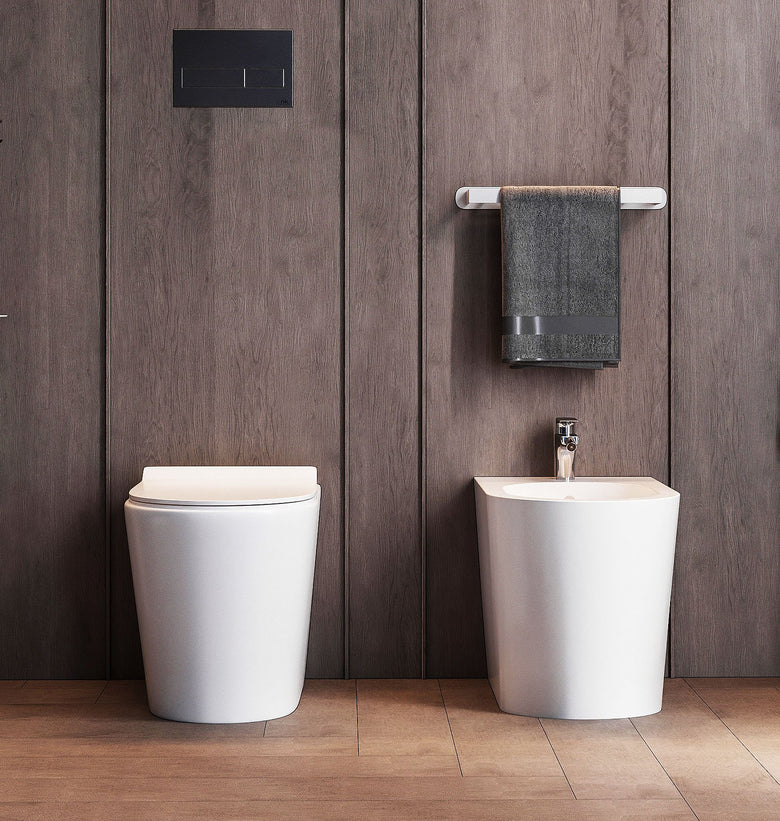 Coppia sanitari filo muro rimless in ceramica sedile soft ambientato su piano bagno con accessori - Exagonshop