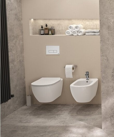 Ideal Standard Coppia sanitari sospesi vaso rimless e bidet ambientato su piano bagno con accessori