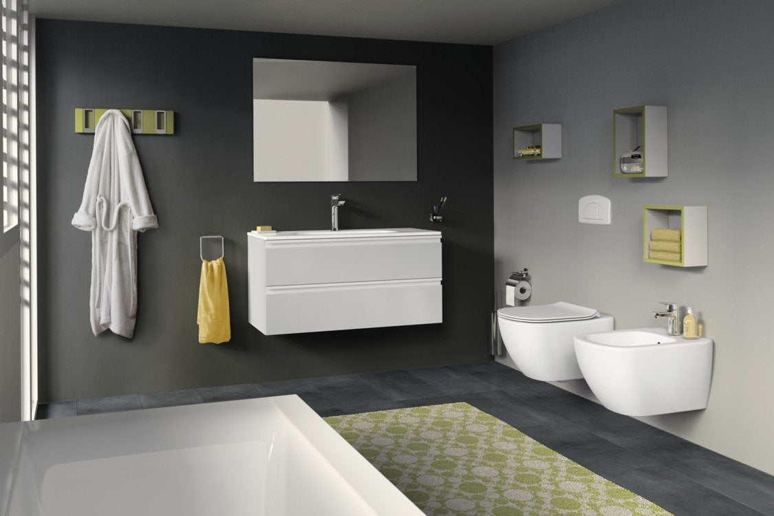 Ideal Standard Coppia sanitari sospesi vaso rimless e bidet ambientato su piano bagno con accessori