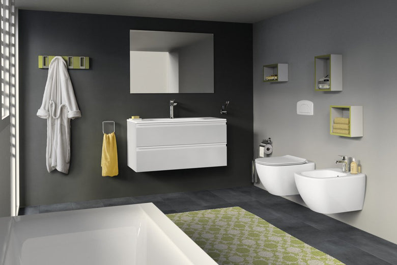 Ideal Standard Coppia sanitari sospesi vaso rimless e bidet ambientato su piano bagno con accessori