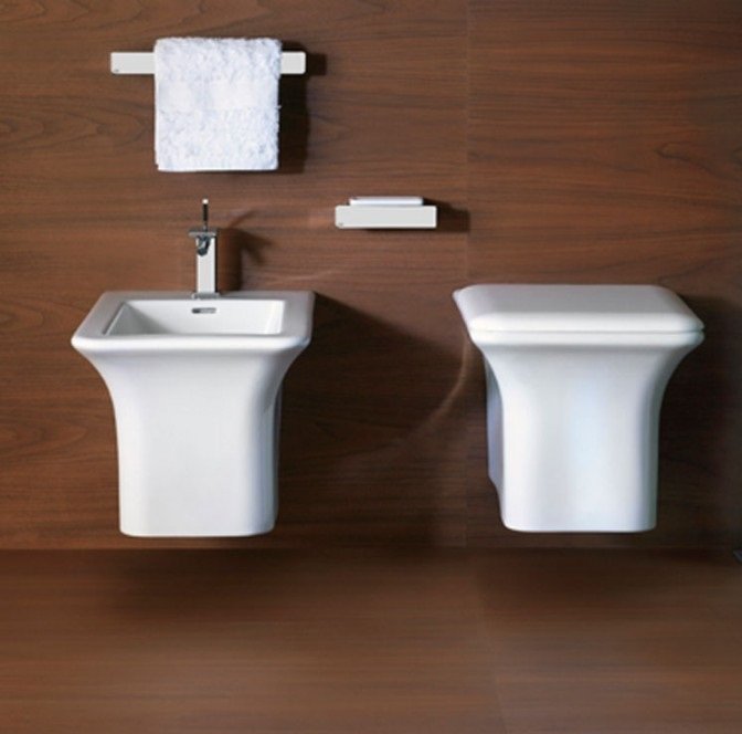 Coppia sanitari sospesi Vaso e Bidet con Coprivaso ambientato su piano bagno con accessori