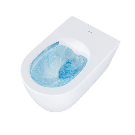 Coppia sanitari vaso e bidet sospesi senza brida con sedile ambientato su piano bagno con accessori