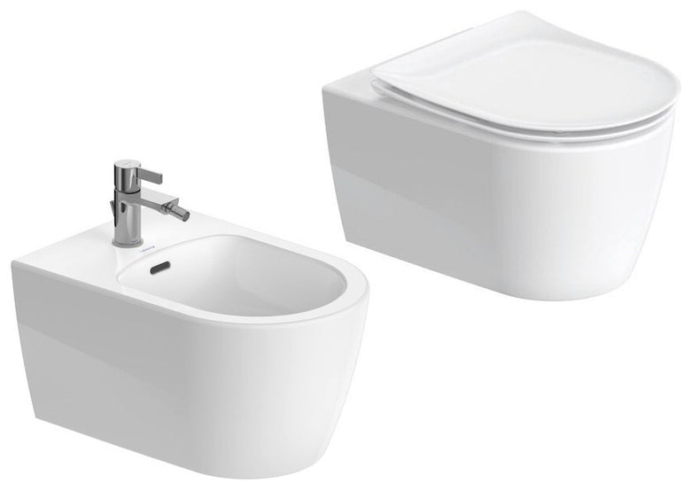 Coppia sanitari vaso e bidet sospesi senza brida con sedile, vista frontale su sfondo bianco