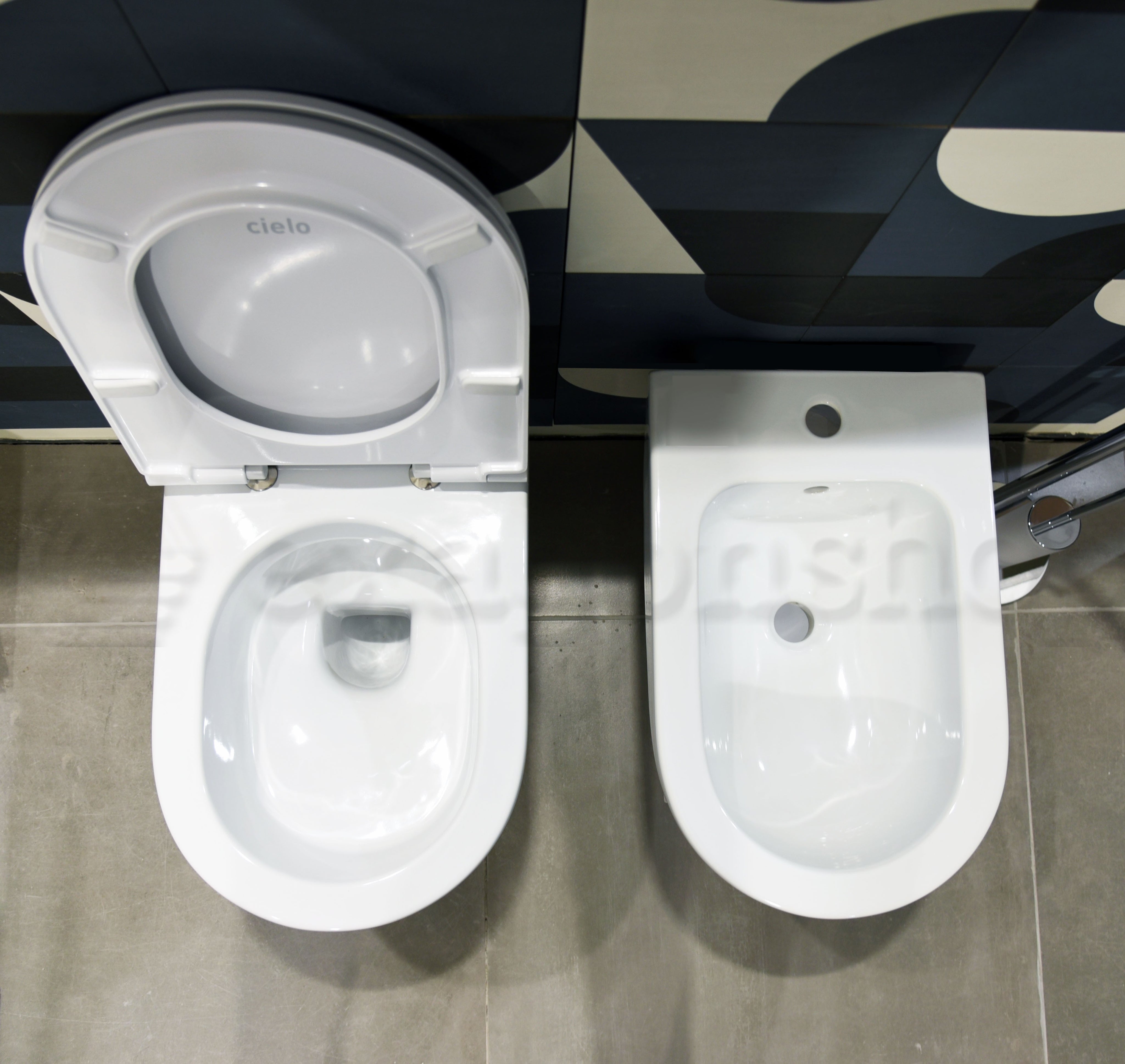 Cielo Enjoy Coppia Sanitari Sospesi a filoparete Bidet e ambientato su piano bagno con accessori