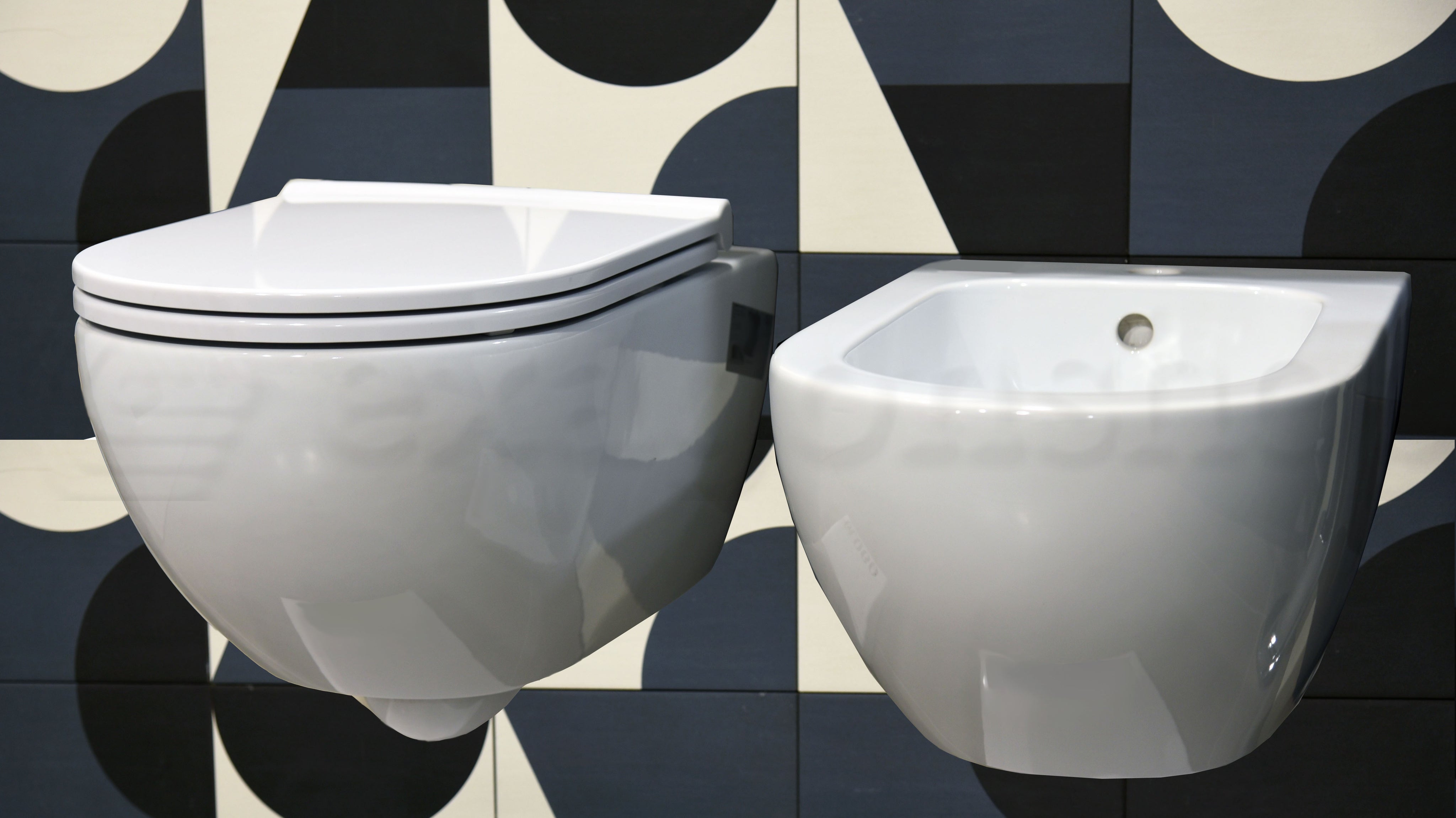 Cielo Enjoy Coppia Sanitari Sospesi a filoparete Bidet e, vista frontale su sfondo bianco