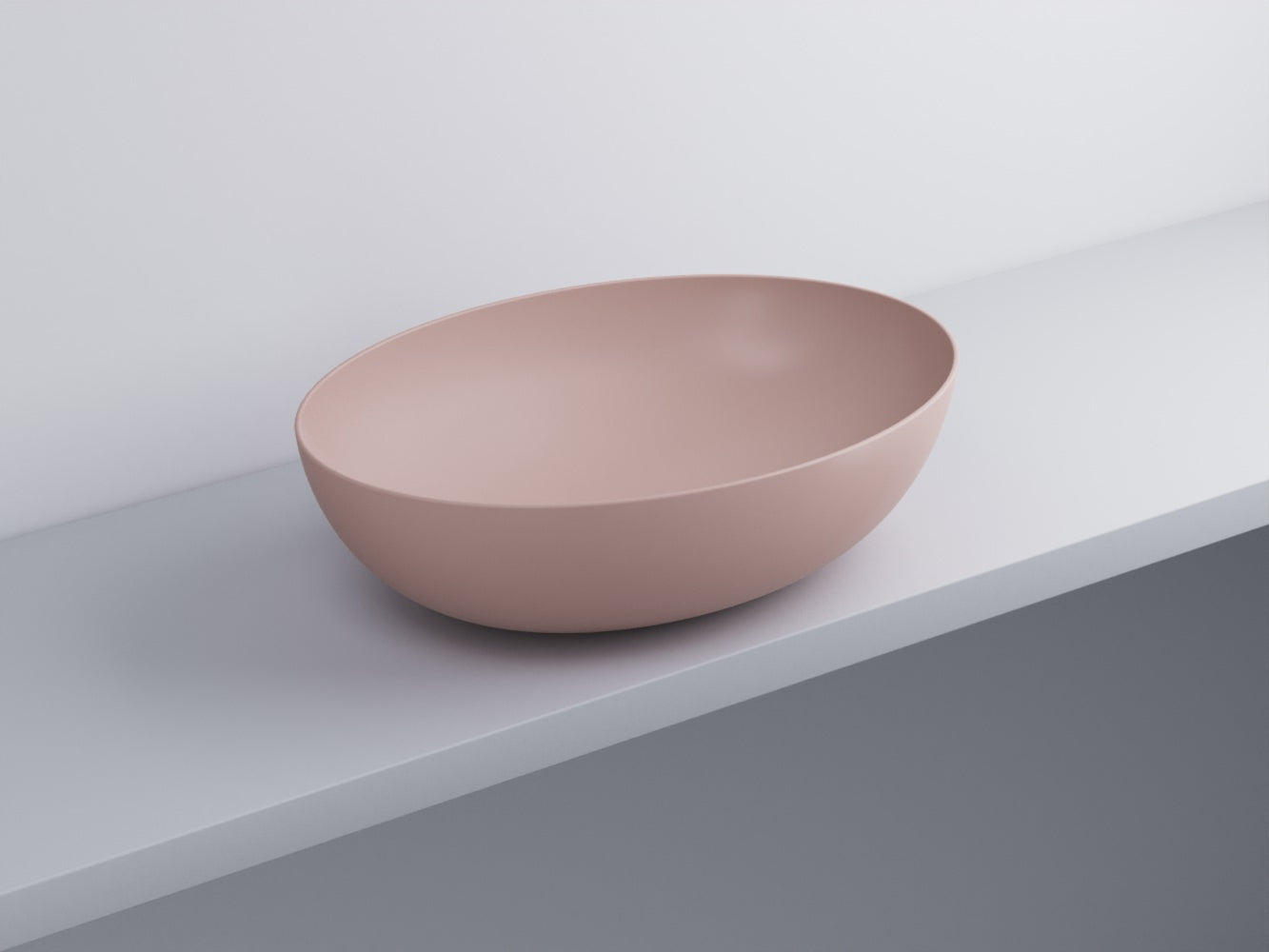 Cielo Eco Bacinella 62x45 Ovale Da Appoggio Senza Troppo in ceramica ambientato su piano bagno con accessori