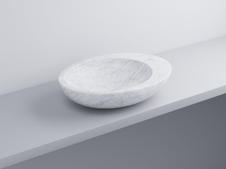 Cielo Le Giare lavabo da appoggio 60x45 senza troppopieno Marmo Bianco in ceramica ambientato su piano bagno con accessori