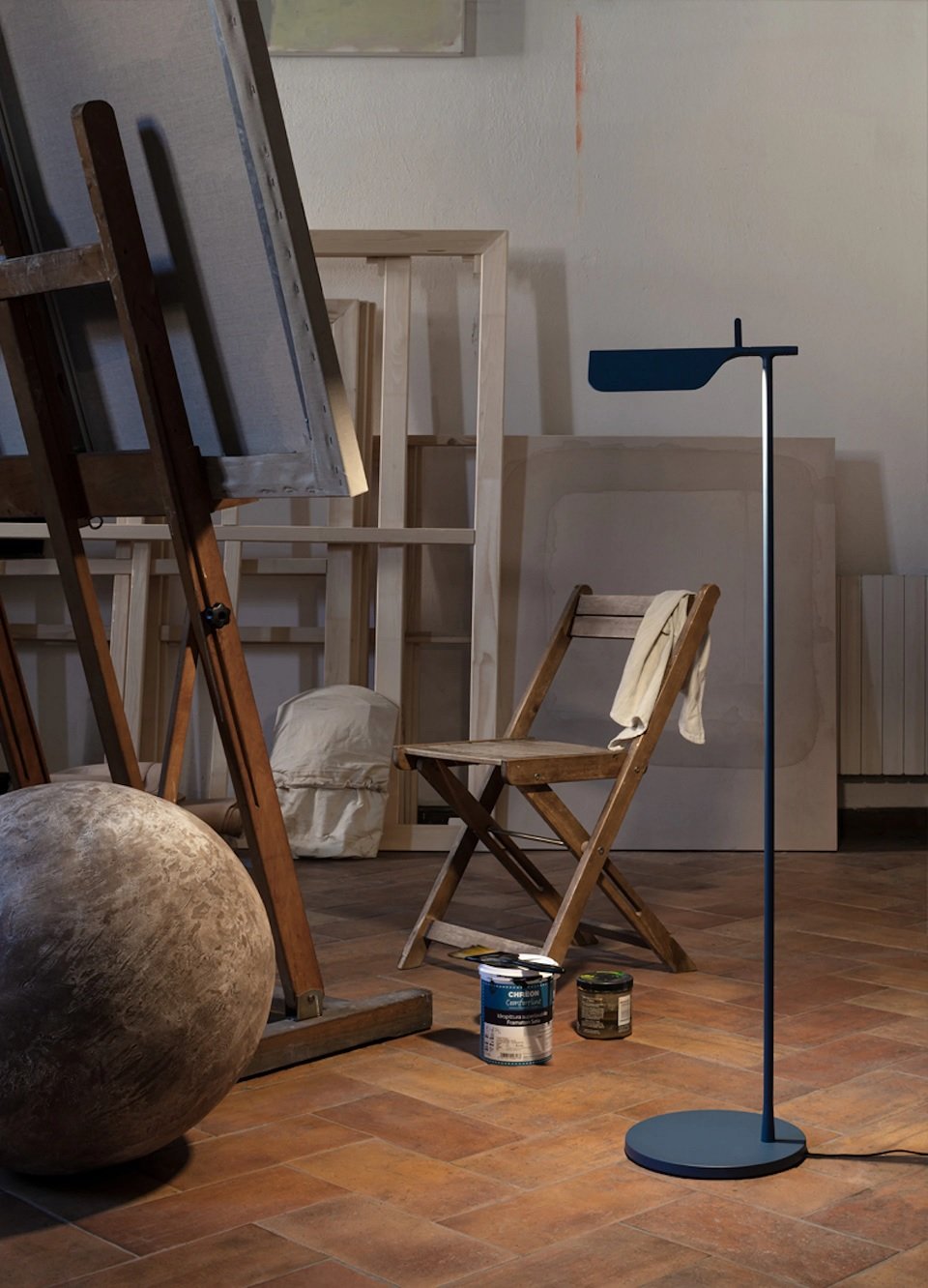 Flos Tab Floor Lampada a pavimento Blue Matt orientabile, particolare del diffusore luminoso