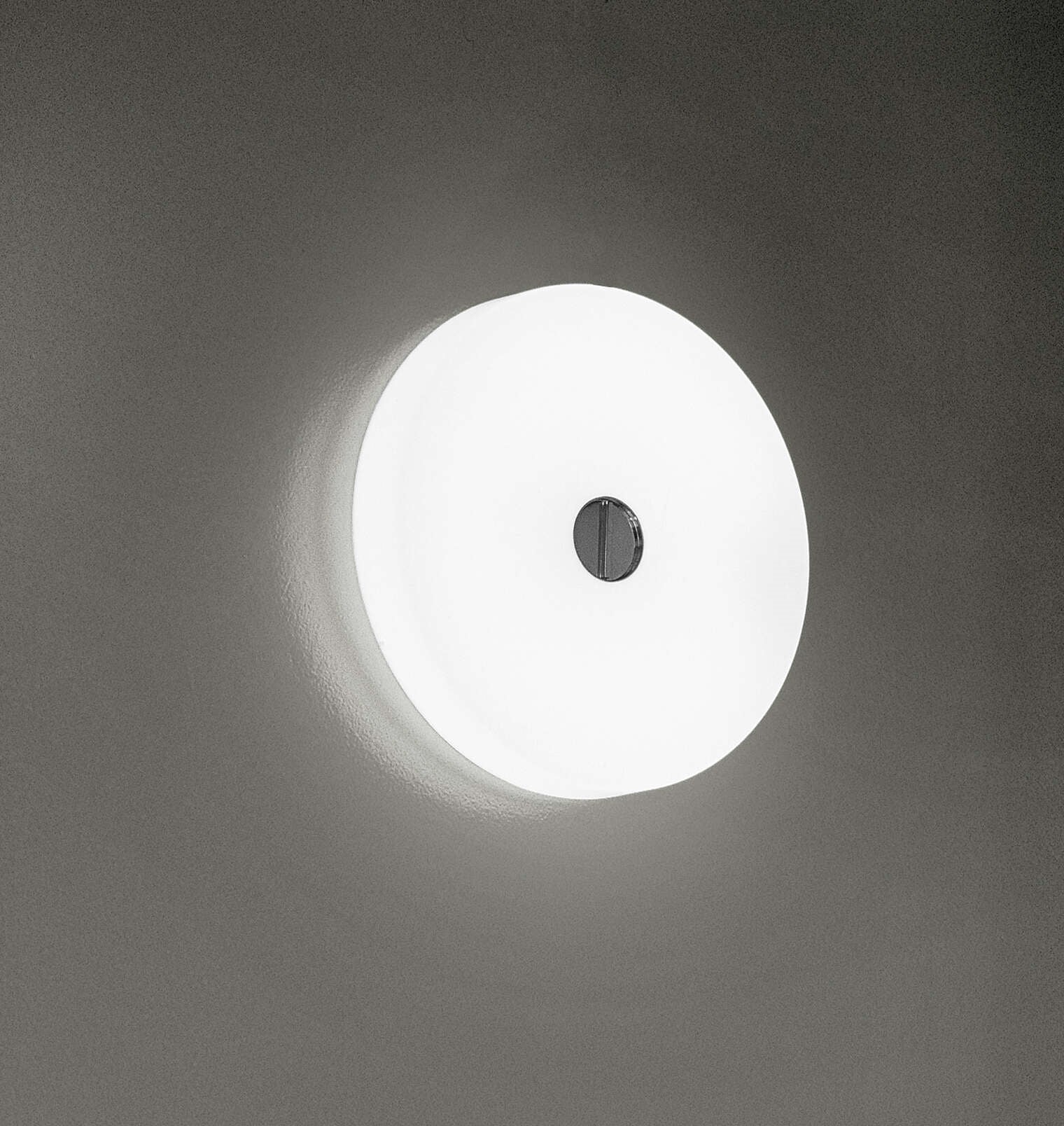Flos Button HL Lampada a Parete o soffitto da interno Bianco in vetro acidato e ottone accesa in ambiente, design e...