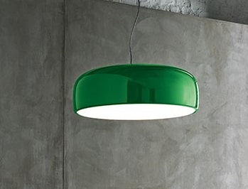 Flos Smithfield Suspension Lampada a Sospensione verde accesa in ambiente, design e diffusione della luce