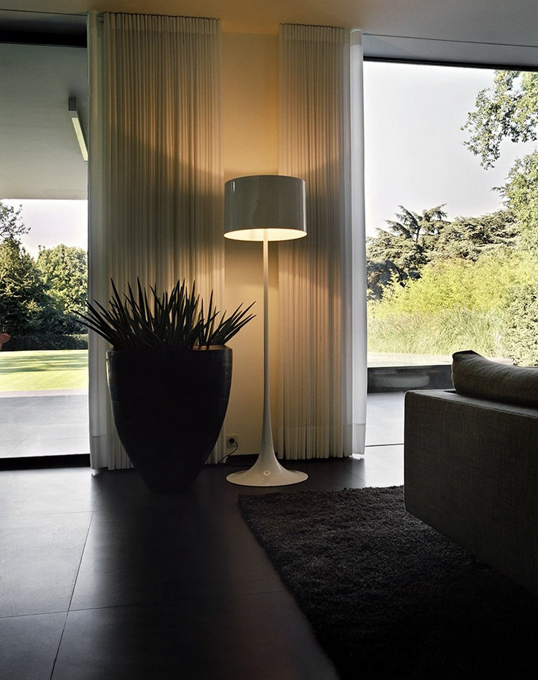 Flos Spun Light Floor Lampada a pavimento Bianco lucido, vista posteriore con attacco elettrico