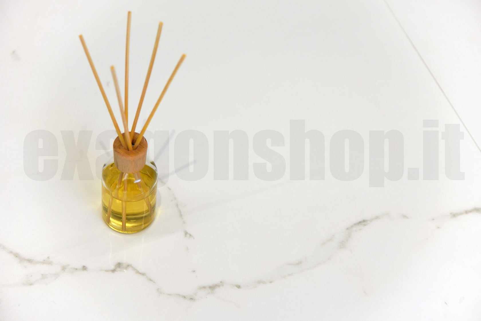 La Fenice Marble 80x80 Pavimento Rivestimento Rettificato 00 BIANCO, dettaglio ravvicinato della finitura e delle fughe...