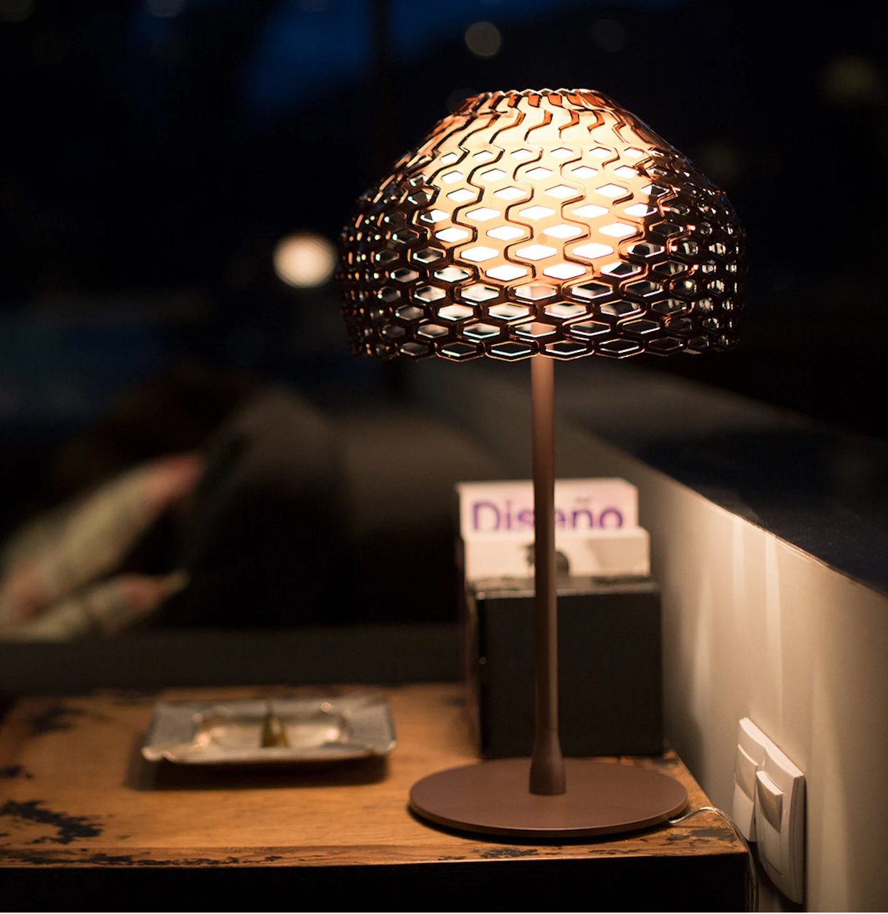 Flos Tatou Table Lampada da tavolo Grigio Ocra spenta, dettaglio del corpo lampada e dei materiali
